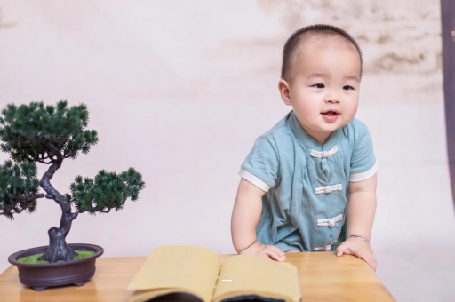 洛阳宝宝抓耳朵是什么原因